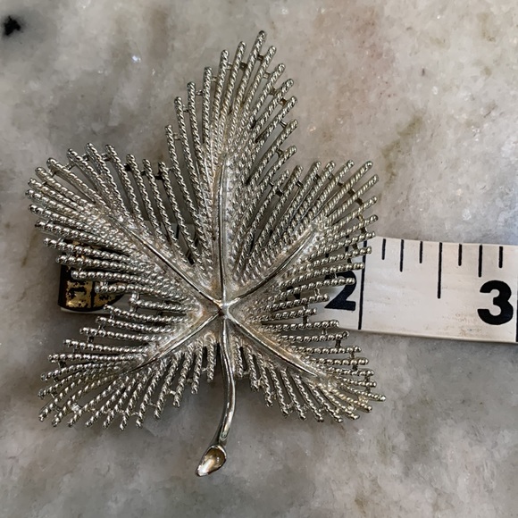 Sarah Coventry Bright Silver Leaf Brooch - Picture 5 of 5